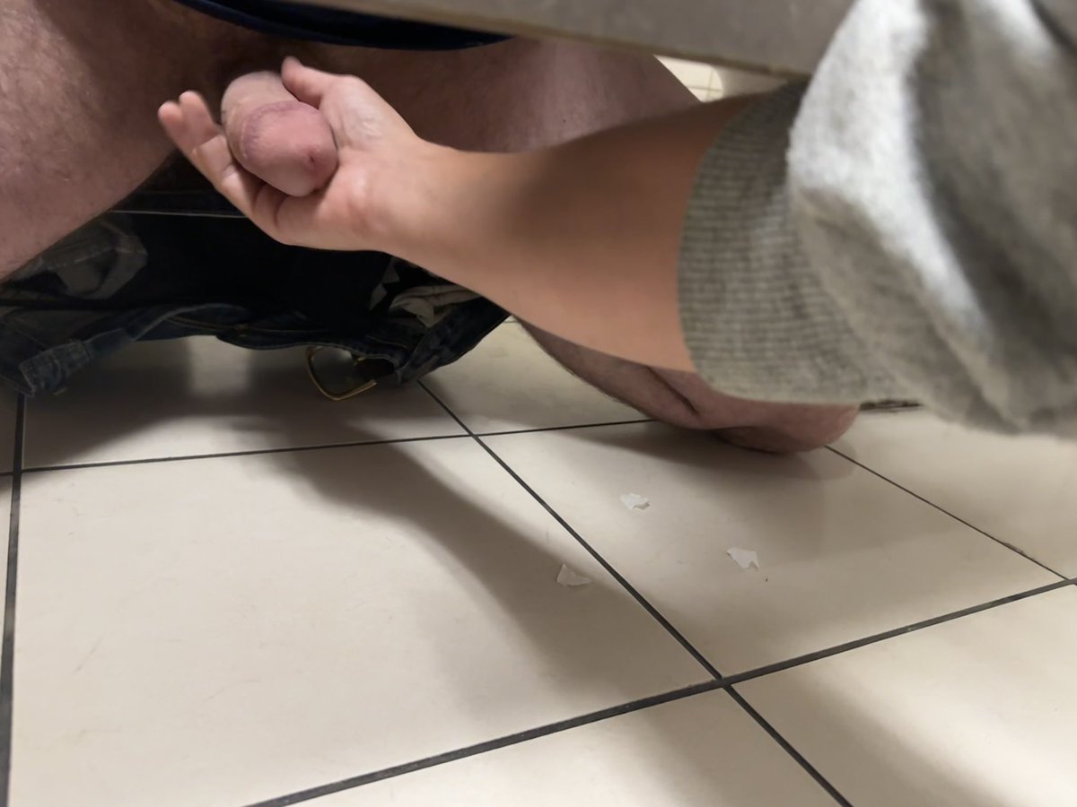 PNWBottomGuy's tweet photo. Thick married guy dick at the mall yesterday. https://t.co/lioBY7NxO7