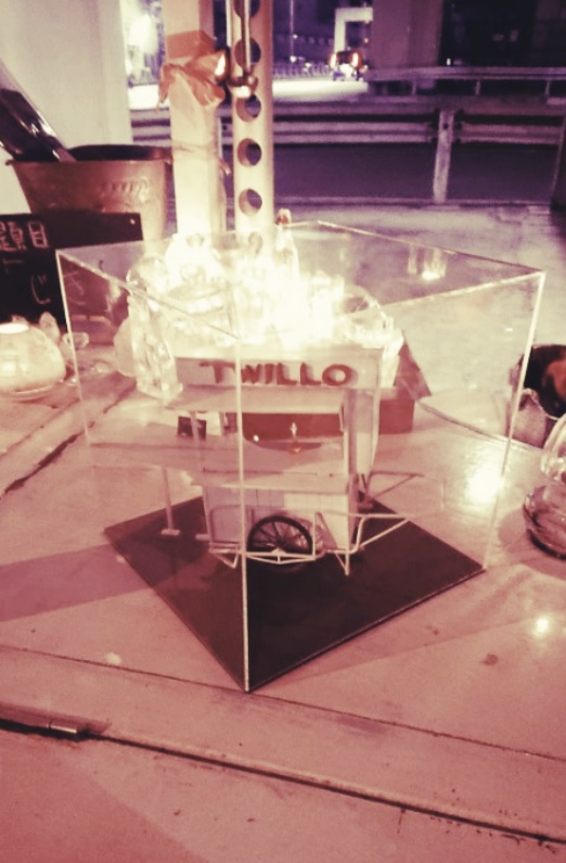 twillooi's tweet photo. 今年、ミニTWILLOが現れました。

#撮影 #photography #グルメ #スポット #美術 #art #バー #bar #JAPAN #バカラ #葉巻 #cigar #酒 #sake #夜景

バカラグラスでお酒を楽しむ伝説の白い屋台店主：神条昭太郎さんの #note が始まりました！
https://t.co/KVZX7dmRUM https://t.co/AbeILXxlzE