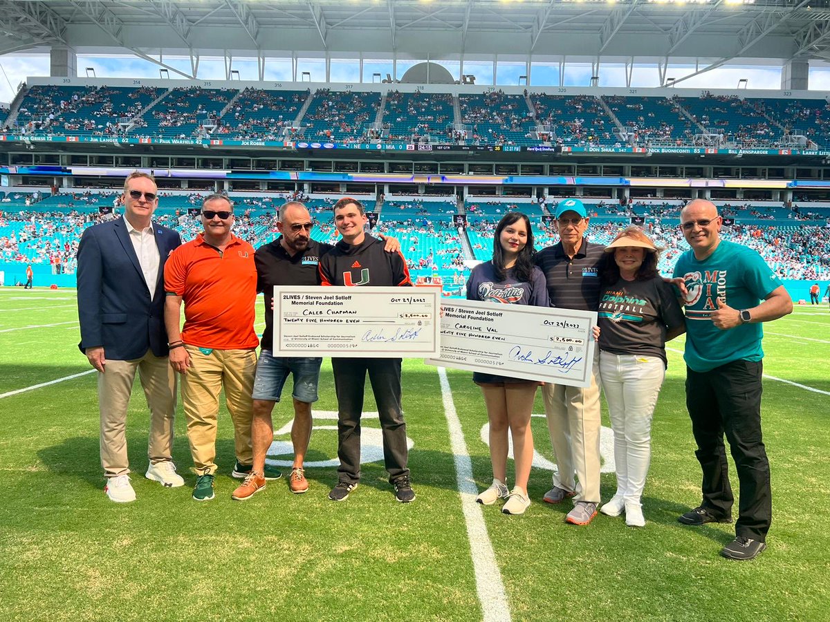 marcmarginedas's tweet photo. Un dia muy especial. He acudido al estadio Hard Rock de los Delfines de Miami con los padres de Steven Sotloff, mi mejor amigo durante el secuestro. Hemos entregado a estudiantes de Periodismo de la universidad de Miami becas dd entrenamiento para trabajar en zonas de conflicto. https://t.co/lU3k95w3ac