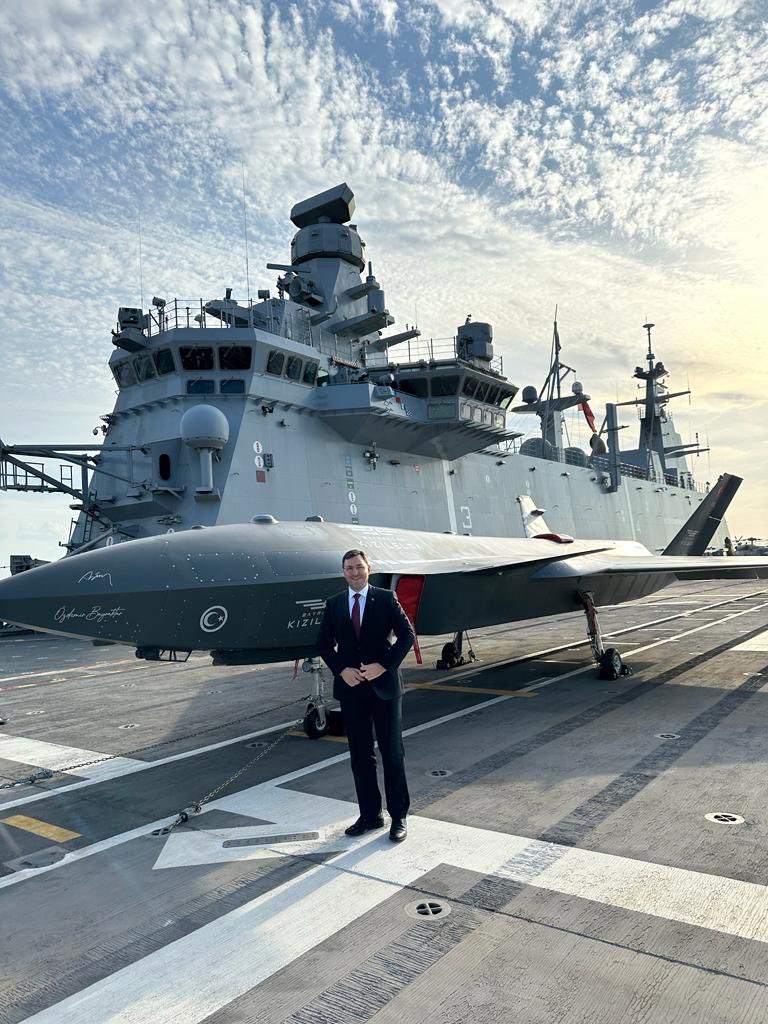 muratikinci2's tweet photo. Cumhuriyetimizin yüzüncü yılında kahraman Leventlerimizle İstanbul’u selamladık! ⚓️🌊

Cumhuriyetimizin 100’üncü yaşı kutlu olsun, milletimiz varolsun. 🚀🇹🇷 https://t.co/s0XusCQKWS