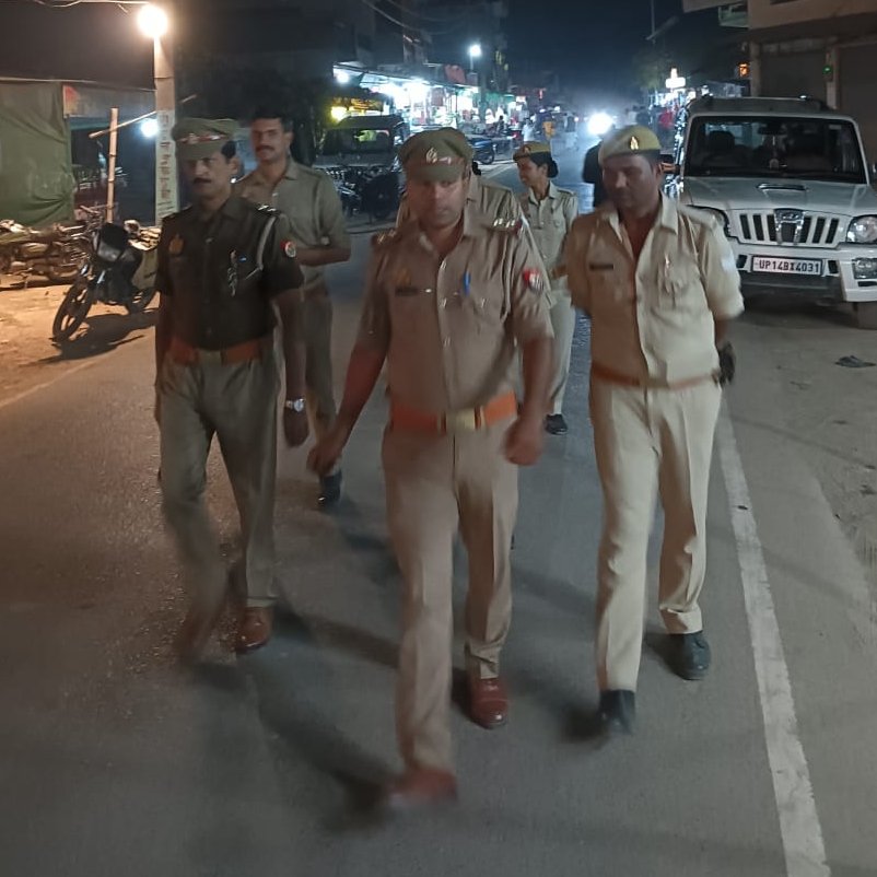 DcpGomti's tweet photo. @DcpGomti के निर्देशन में समस्त थाना/चौकी प्रभारी द्वारा पुलिस बल के साथ अपने-अपने थाना क्षेत्र में कानून/शान्ति/सुरक्षा व्यवस्था बनाये रखने हेतु #Foot_Patrolling व सघन चेकिंग किया जा रहा है  #UPPolice #PoliceCommissionerateVaranasi https://t.co/IZmJJJUvCn