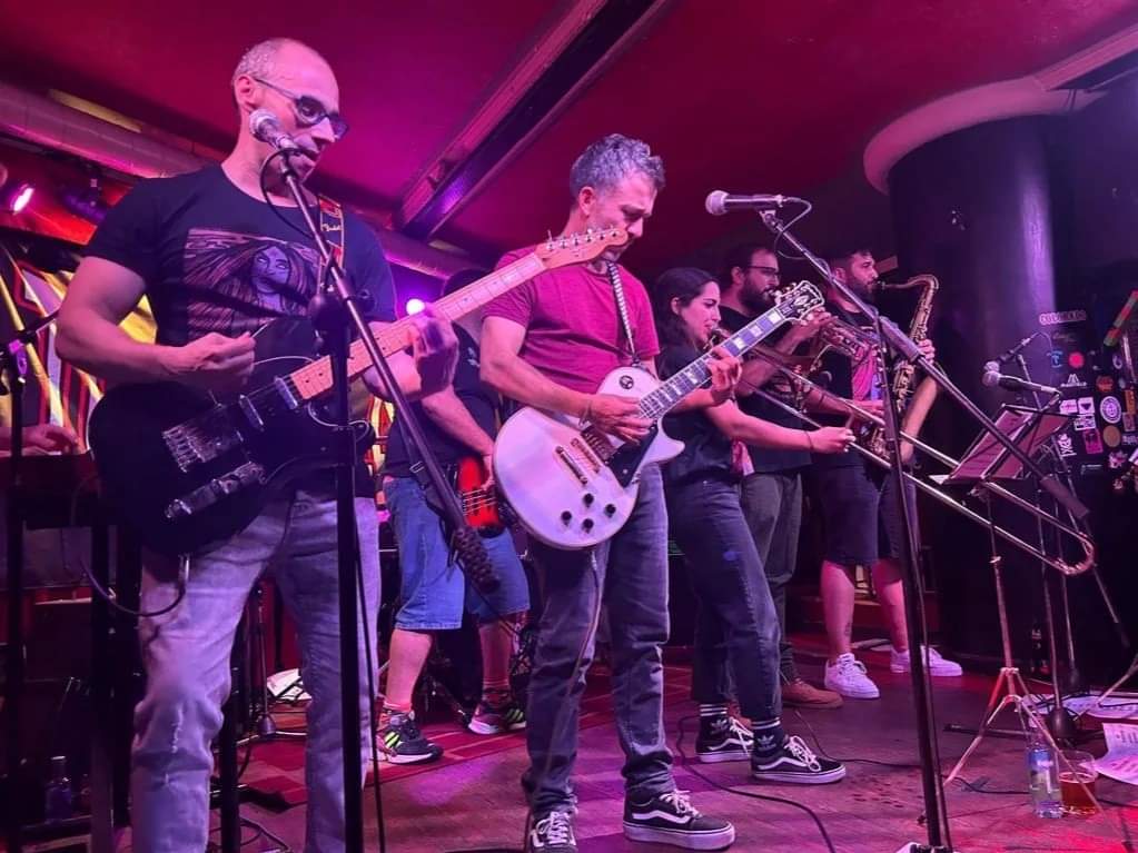 TrapalladaEoe's tweet photo. ❤️ Que bonito tocar onte vendo tantas caras coñecidas entre o público, xente que levades a #Trapallada no corazón!
🔜 Vémonos no 2024, no que faremos 20 anos loitando con nova música. TRAPALLADA EOÉ!
#TrapalladaEoé #Concertos #NovoDisco #Xira2023 #ACoruña #Galiza #Ska #Punk https://t.co/POuLHs5O1k
