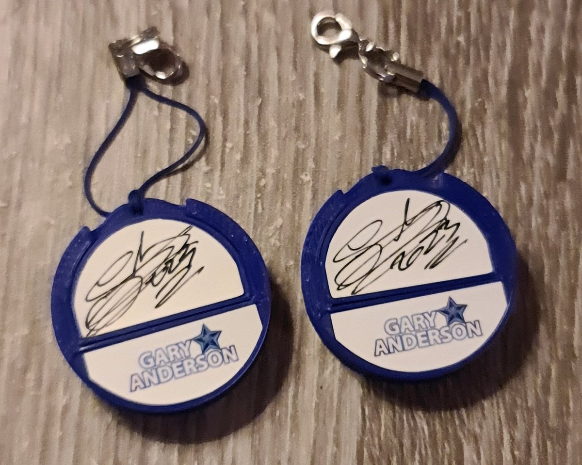 Roger180Osborne's tweet photo. 🎯🚨 GIVEAWAY!! 🚨🎯

🌟🌟 Signed Darts holders by 2x World Champion @GaryAnderson180 🌟🌟

🎉 2 Winners 🎉 

To Enter follow all steps ⤵️

Retweet 🔄
Like ❤️
Follow ➡️ @Roger180Osborne &amp; @DBs180 
Tag your friends 🫱🏻‍🫲🏼

Good Luck 🎯💙❤️ https://t.co/FgZdJEHoDC