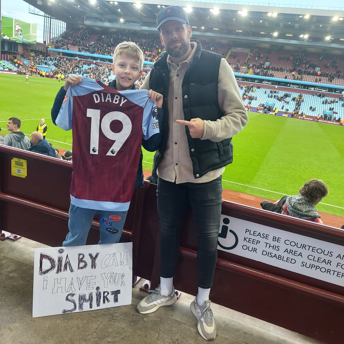 One happy kid at Villa Park today. Thank you <a href="/MoussaDiaby_19/">Moussa Diaby</a> and <a href="/AVFCOfficial/">Aston Villa</a> Up the Villa! <a href="/Fotboltinet/">Fótbolti.net</a>