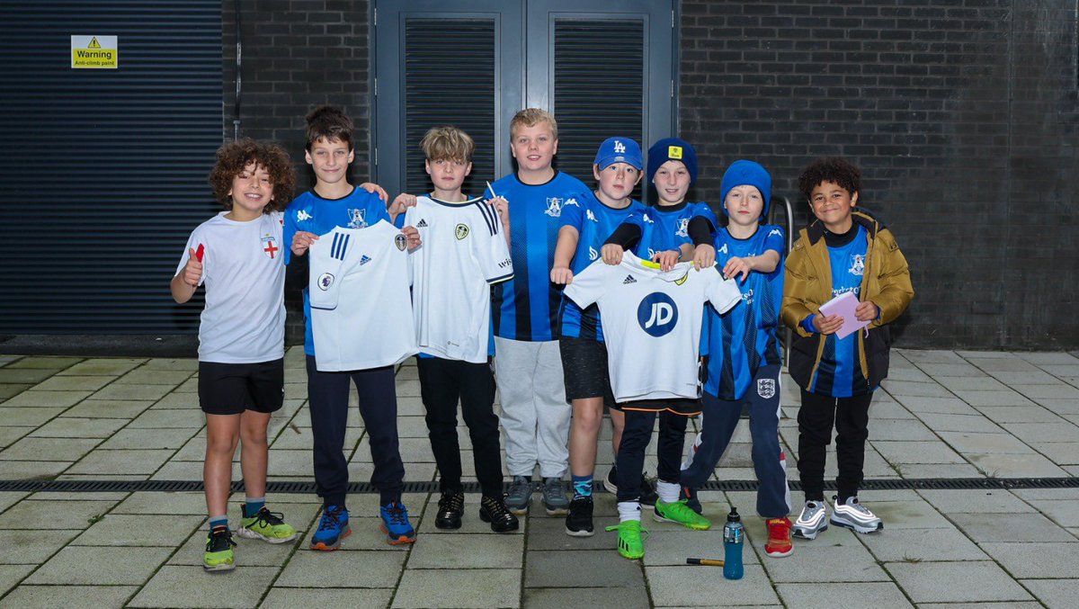 1985GEM's tweet photo. @leedsutdacademy @LUFC thank you for making dreams happen today for Leeds City Junior U11(junior) team #GrassrootsFootball https://t.co/f0CXjppw9J