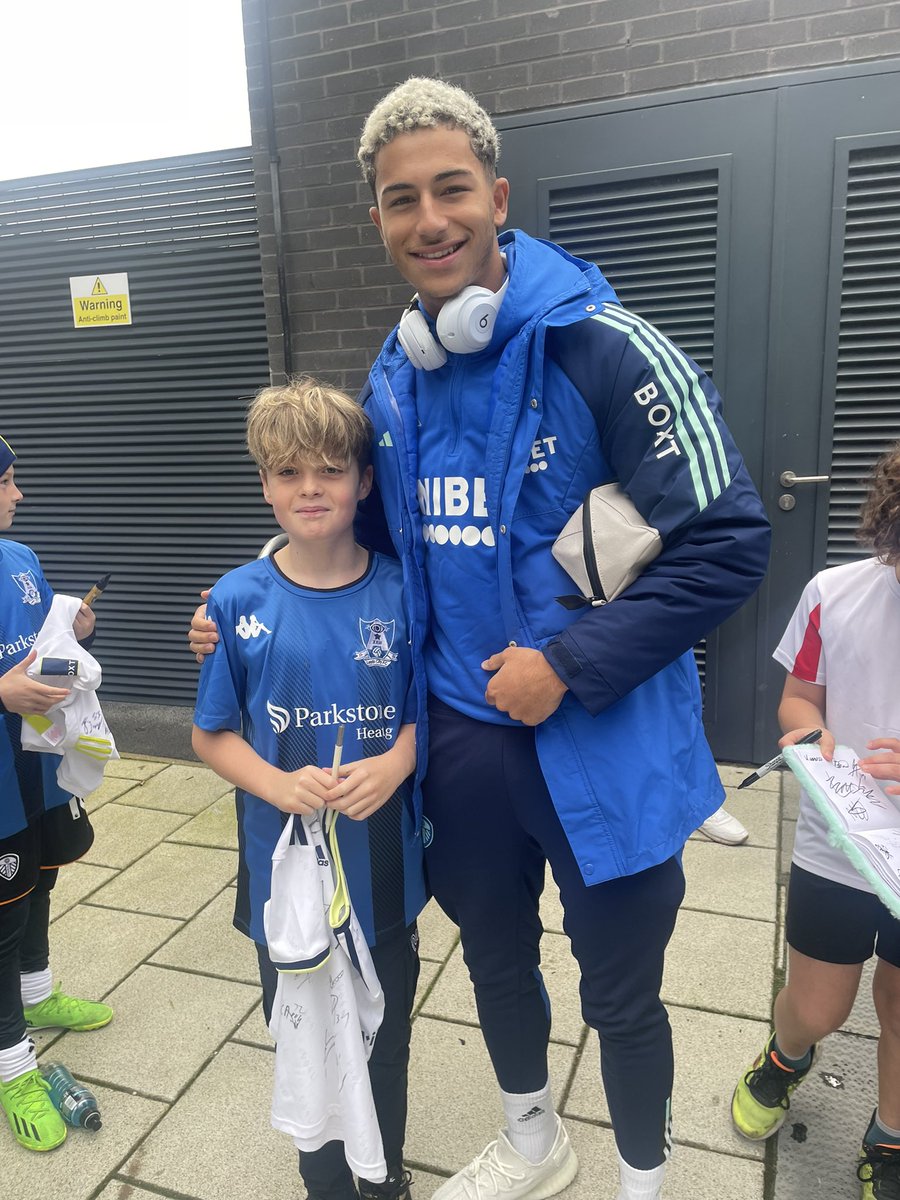 1985GEM's tweet photo. @leedsutdacademy @LUFC thank you for making dreams happen today for Leeds City Junior U11(junior) team #GrassrootsFootball https://t.co/f0CXjppw9J