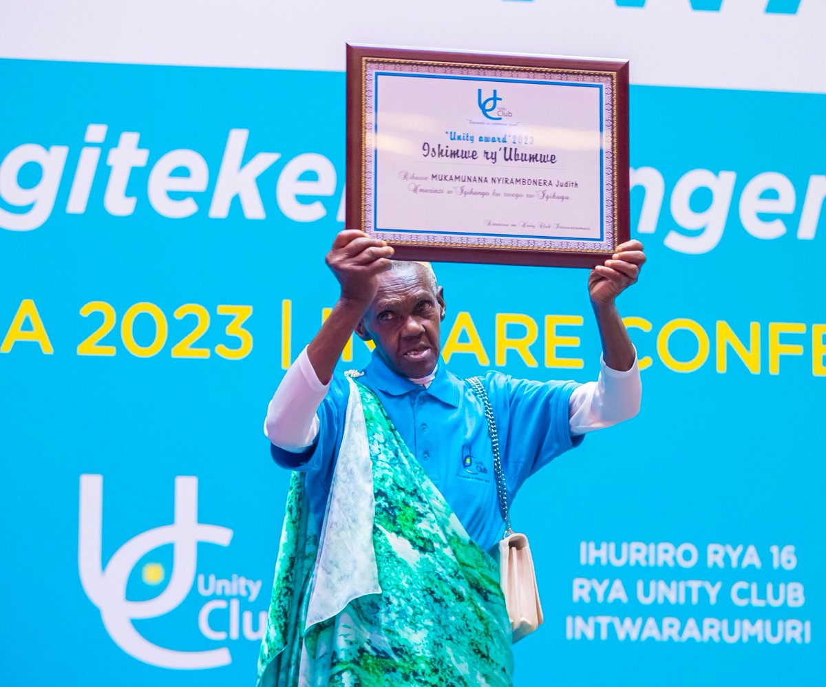 rbarwanda's tweet photo. 📸AMAFOTO📸
Abarinzi b'igihango barindwi ku rwego rw'igihugu ni bo bahawe Ishimwe ry'Ubumwe ry'uyu mwaka wa 2023. #UnityClub16Forum #RBAAmakuru https://t.co/MfKl2ijPJ7