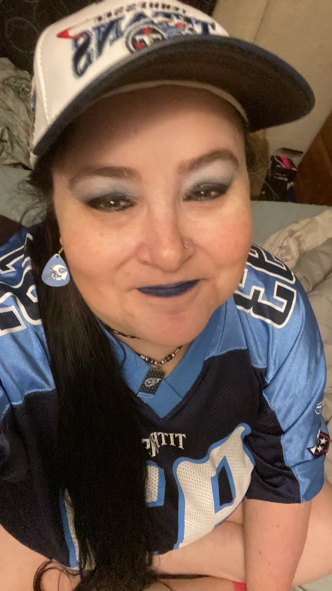 CowgirlTitan77's tweet photo. Will always show up for my boys in two tone blue! Itβs Game day yaβll letβs go!!! Titan Up on Oilers throwback day I am wearing my Kevin Carter_93 Jersey for #throwbackday #CowgirlTitan @KevinCarter_93 https://t.co/8sK8OJQLV8