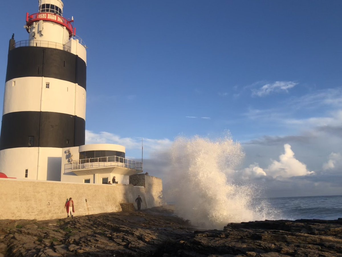 Waves crashing on the rocks @hooklighthouse