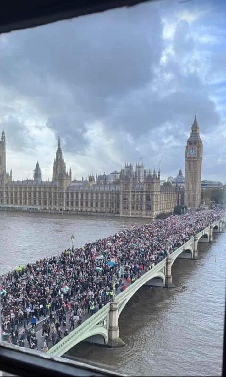 LucianoOgnibene's tweet photo. Così a Londra, chissà come titolerebbe Libero? Tutti amici di Hamas? https://t.co/zUQnGfQF4P