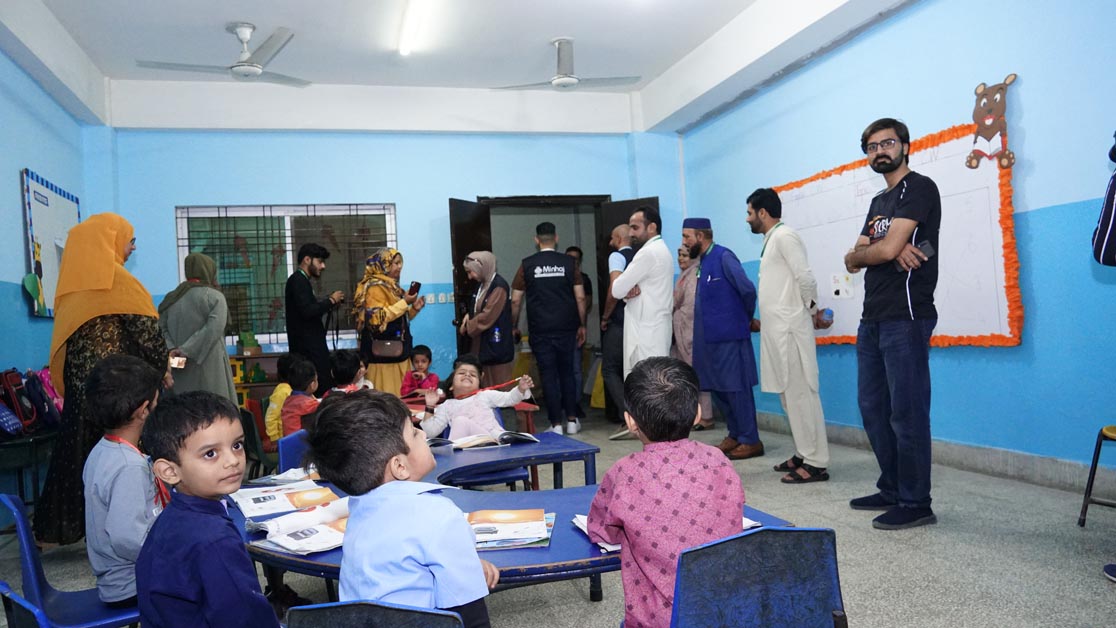 minhajwelfare's tweet photo. The talented girls from Aghosh School put together a beautiful Milad 🌹 to greet our visiting team members. Our deployees were truly impressed by the exceptional recitation and prowess of our female students.🎤.
🔗 https://t.co/wUh4Kol8sj
#MWF #PakistanDeployment https://t.co/mJBDthoi9D