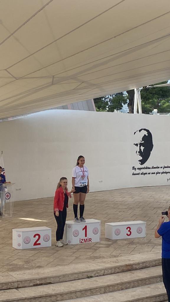 Koşu takımımız Ege Üniversitesi Tıp Fakültesi tarafından düzenlenen 100. Yıl Cumhuriyet Koşusu’ndan madalyayla döndü.  Öğrencimiz Gamze Karaca 5 KM yarışında yaş grubunda 1. oldu. 
Kendisini tebrik ediyoruz.