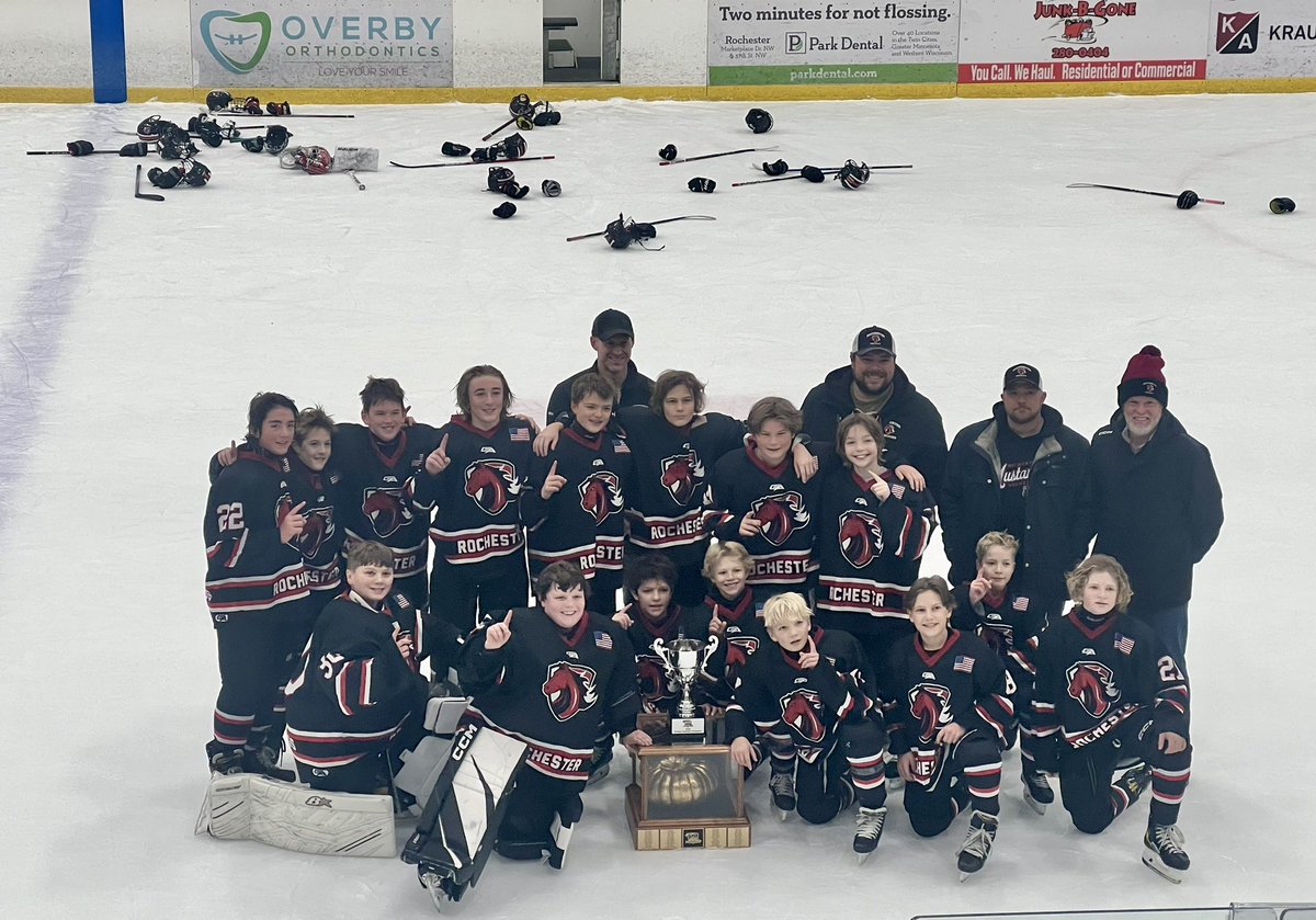 rochpwaa_22's tweet photo. Champions!!!!!!!
4-3 OT victory over @PL__PWAA. What a back and forth game! Congrats to both teams!
#POTG Nolan Steele putting an end to end highlight reel goal in for the victory!
#mustangspride @RochYouthHockey @YouthHockeyHub https://t.co/zi4heW531L