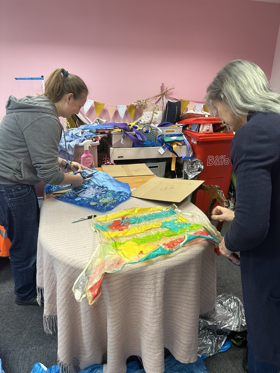 FlotsamFlo's tweet photo. We used materials that cannot easily be recycled. It's so lovely to see people sewing and reusing materials that cannot easily be recycled. Thank you for everyone who has attended so far. You are amazing!! 

https://t.co/QLAuQ3RsRv https://t.co/2zYerDsOK1
