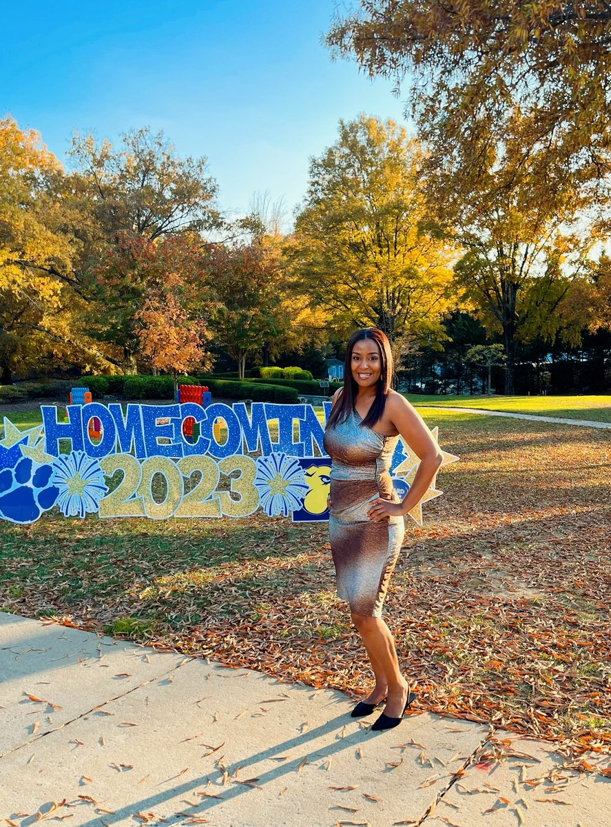 kimworthyDCTOY's tweet photo. My first Homecoming as the 9th grade dean was absolutely perfect! 💙💛🔥
#Homecoming #Homecoming23 #DeanLife #DeanWorthy #TeacherTwitter https://t.co/DX3SJlz7fC