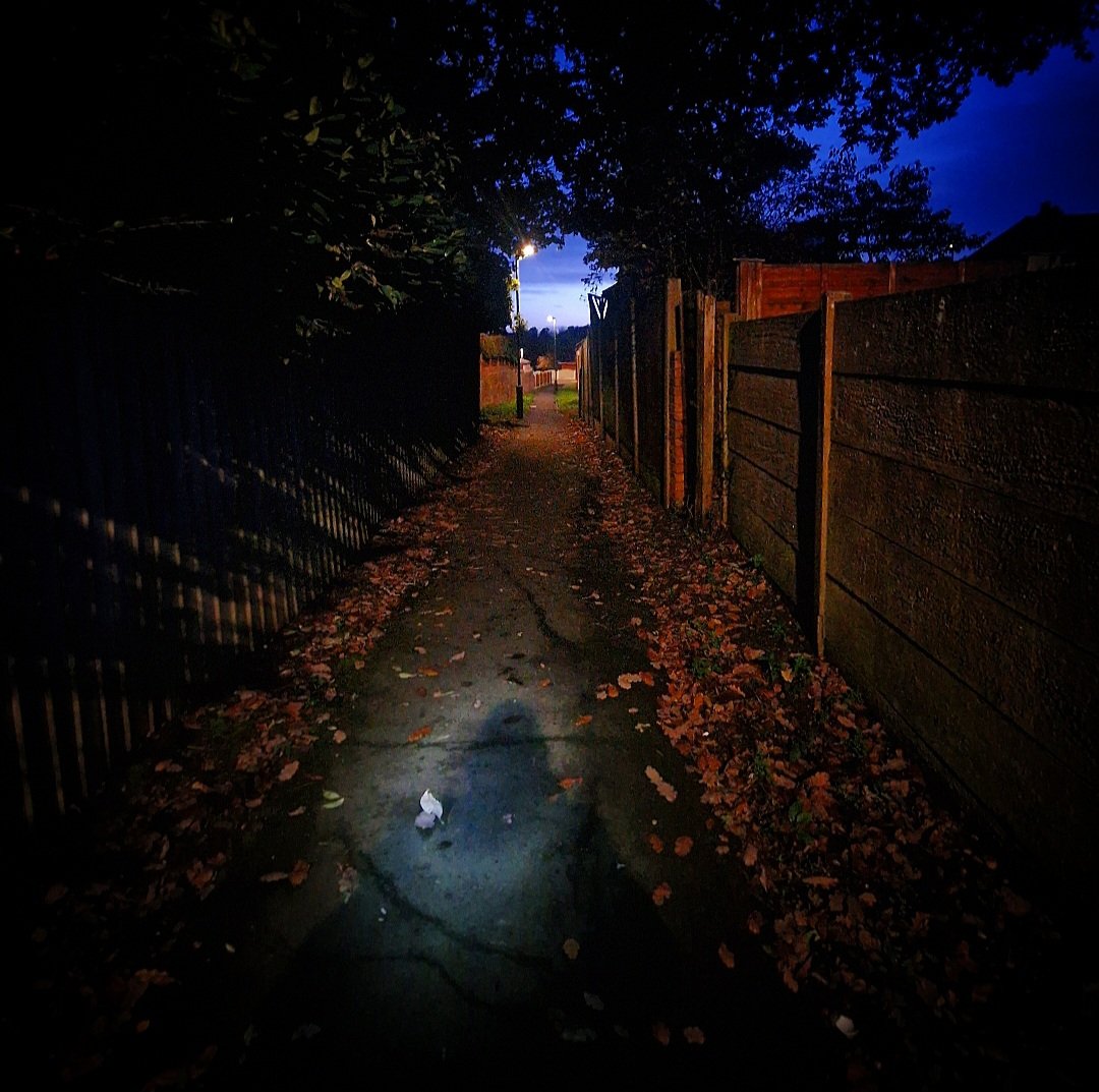 🌛#DarkerNights | A number of properties in the #Pelsall area have been targeted for Burglary recently and officers are on patrol on lates around the area. 🔦🏘
We are also tackling antisocial behaviour issues. 
🔓 Visit <a href="/TheWatchCSH/">thewatchCSH</a> @ Pelsall Village Centre for crime prevention.