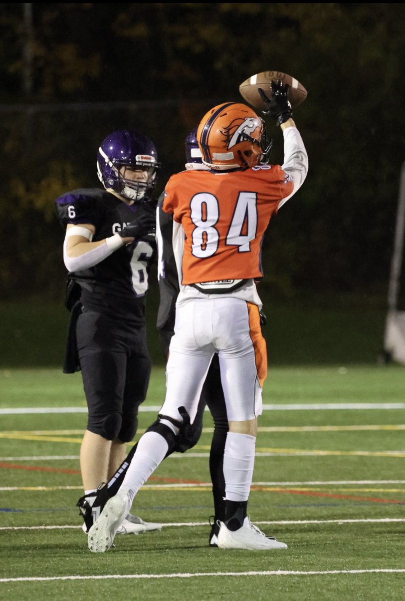 Pretty good season this fall. Only played 5/10 games but still managed to have some good plays. 

FULL SEASON TAPE:
hudl.com/video/3/162522…