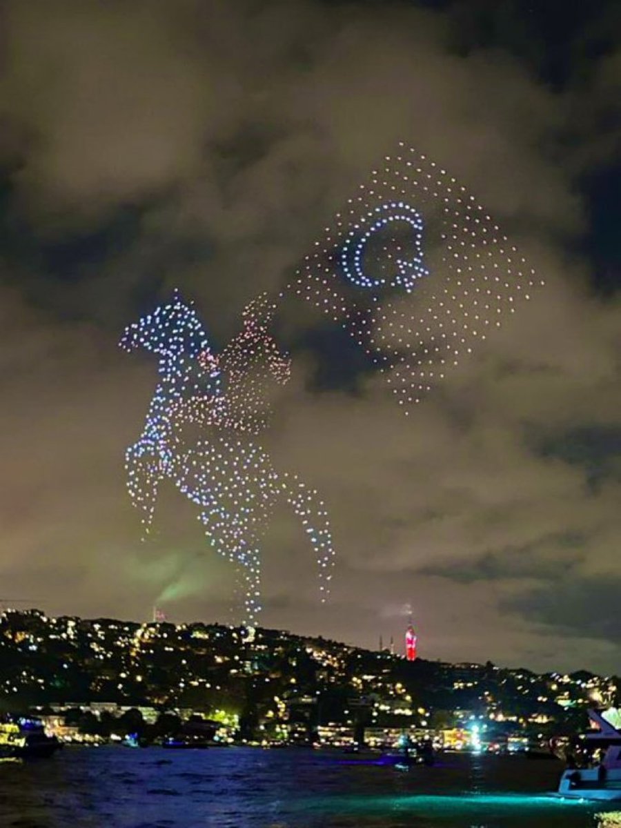 Pour moi, c'est la plus belle photo du spectacle de drones à Istanbul 🇹🇷