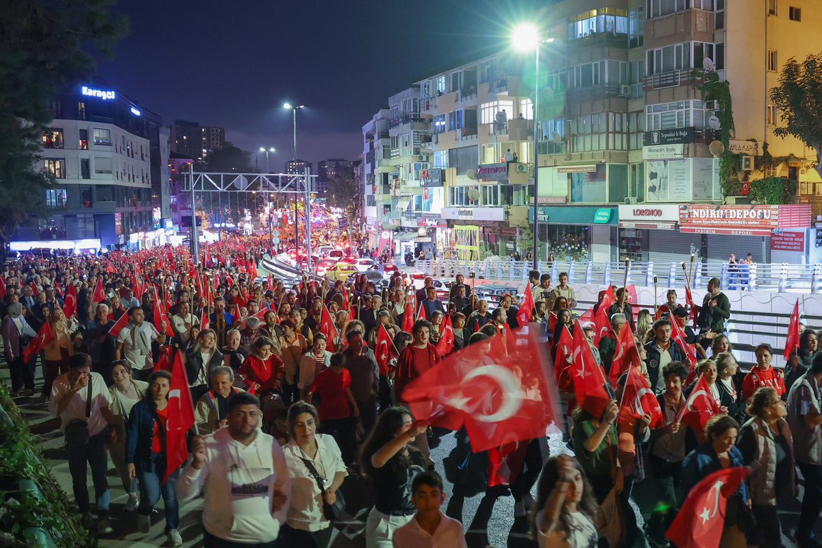 Bugün bir kez daha sevdalandım sana Maltepem ❤️
Cumhuriyetimiz için birleşince ne kadar da güzel oluyoruz.

Birileri yok saymak için çalışadursun, 100 yıllık çınarımız, Cumhuriyetimizin milyonlarca koruyucusu var.

Merak eden varsa yüzünü Maltepemize çevirsin