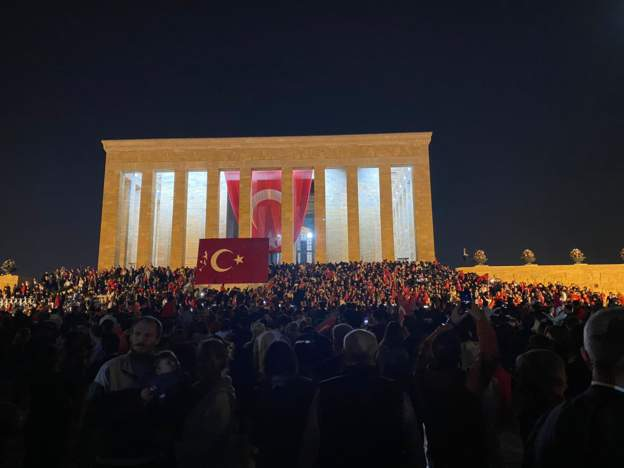 bbcturkce's tweet image. Türkiye, Cumhuriyet&apos;in 100. yılını kutluyor: Anıtkabir ilerleyen saatlerde hâlâ çok kalabalık

BBC Türkçe&apos;den @FundanurOzturk Ankara&apos;dan bildiriyor

bbc.in/3saorBV