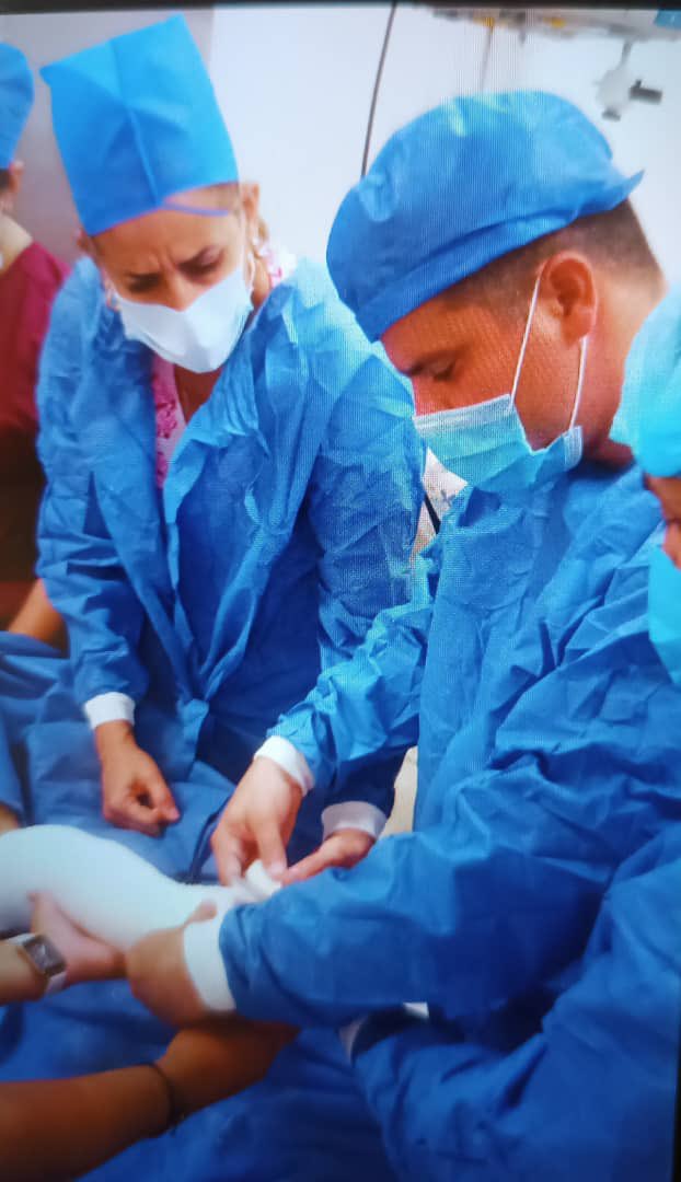 Los médicos cubanos 🇨🇺ya asisten, junto a sus colegas 🇲🇽, al pueblo de Acapulco en los hospitales de Renacimiento y El Quemado.

Su labor ha permitido atender a pacientes de urgencias, personas en hospitalización, realizar consultas y brindar asistencias a recién nacidos.