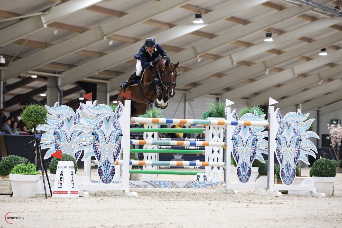 Busy start to our indoor season. Really happy with our horses on our resent trip away to 🇧🇪 &amp; 🇳🇱. A really exciting bunch for the next few years. Thanks to Azelhof and <a href="/ECdePeelbergen/">EC de Peelbergen</a> for putting on fantastic shows with great facilities for the horses 🍂 #hurstfarm #showjumping