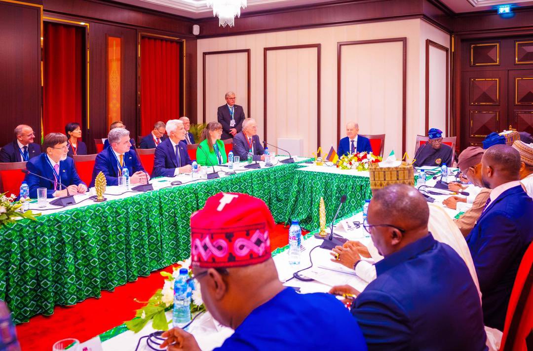 kofoshiomogeeko's tweet image. President Bola Ahmed Tinubu and German Chancellor Olaf Scholz currently Co-Chairing the Government to Business Roundtable comprising of Honourable Ministers from Nigeria and Members of the Chancellor's delegation to Nigeria from Germany at the State House, Abuja.

#VillaToday