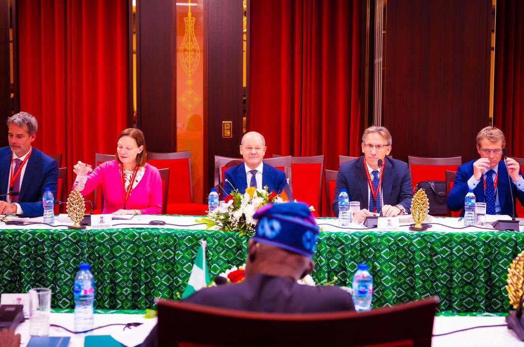 kofoshiomogeeko's tweet image. President Bola Ahmed Tinubu and German Chancellor Olaf Scholz currently Co-Chairing the Government to Business Roundtable comprising of Honourable Ministers from Nigeria and Members of the Chancellor's delegation to Nigeria from Germany at the State House, Abuja.

#VillaToday