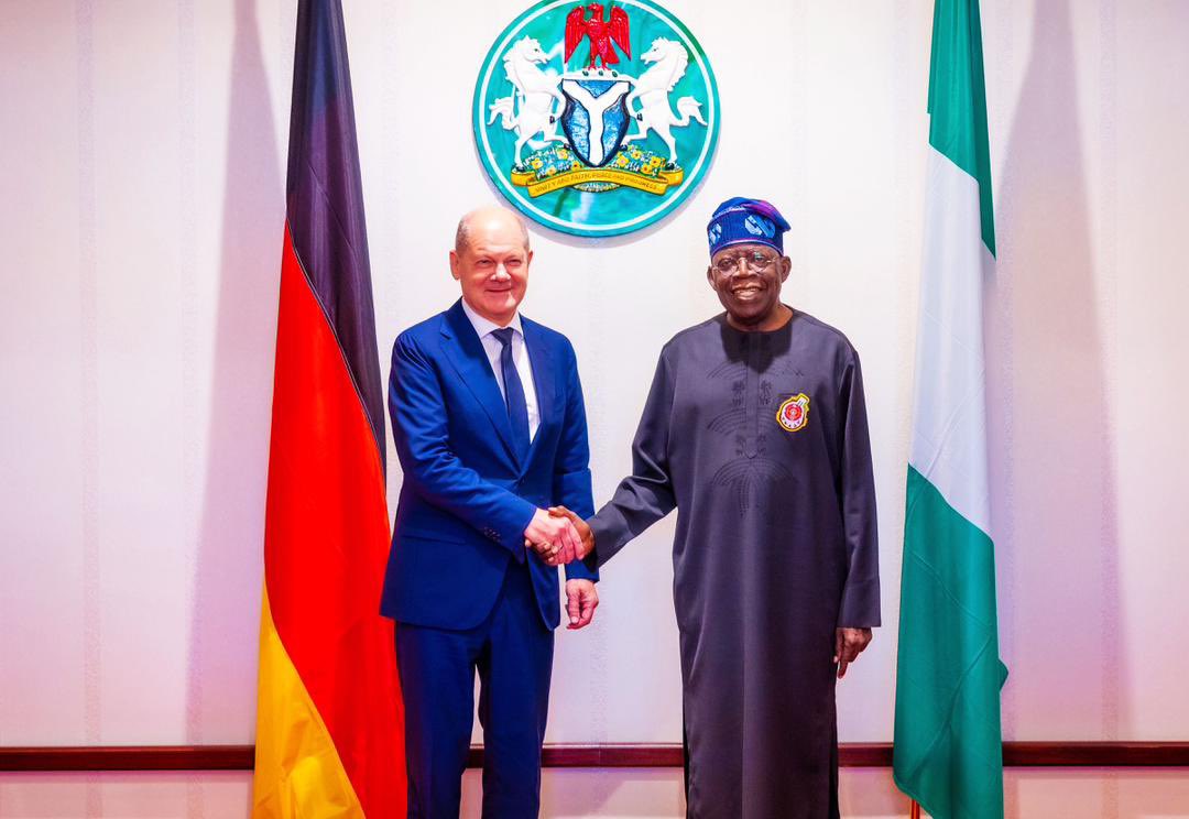 kofoshiomogeeko's tweet image. President Bola Ahmed Tinubu and German Chancellor Olaf Scholz currently Co-Chairing the Government to Business Roundtable comprising of Honourable Ministers from Nigeria and Members of the Chancellor's delegation to Nigeria from Germany at the State House, Abuja.

#VillaToday
