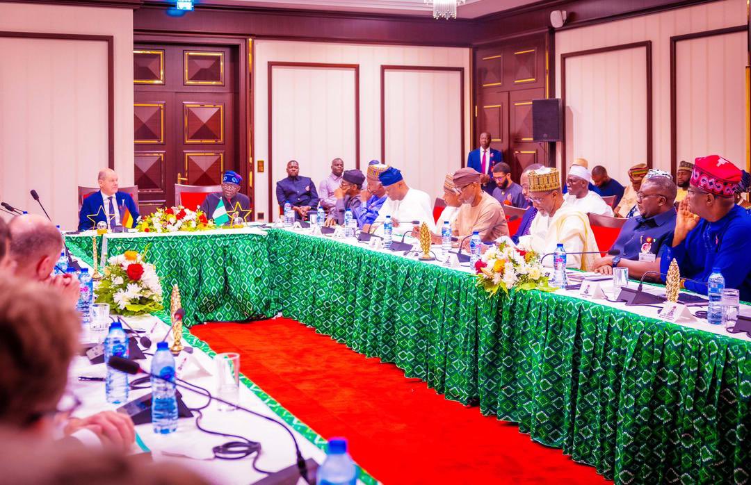 kofoshiomogeeko's tweet image. President Bola Ahmed Tinubu and German Chancellor Olaf Scholz currently Co-Chairing the Government to Business Roundtable comprising of Honourable Ministers from Nigeria and Members of the Chancellor's delegation to Nigeria from Germany at the State House, Abuja.

#VillaToday