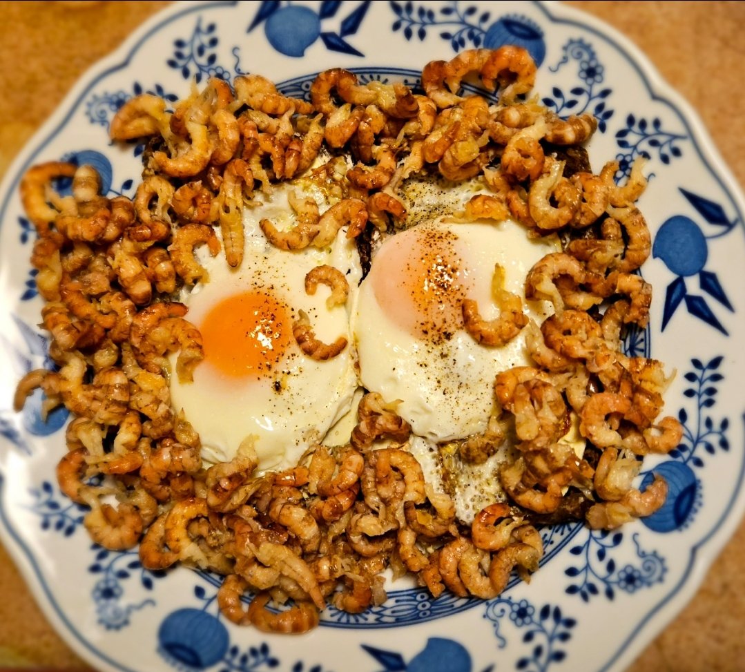 Caruney's tweet image. Zubereitung etwas aufwendiger, dafür aber sehr lecker..
#nordsee #krabben #spiegelei #schwarzbrot