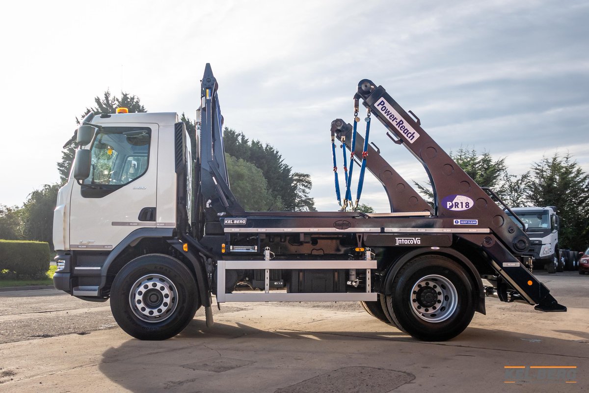 BoughtonLimited's tweet photo. JWitt Waste Recycling new DAF LF260 4x2 Boughton Skip Loader is ready and on the road! Complete with our PR18 skip loader equipment, and additionally fitted with reverse camera. 🙌

#SkipLoader #WasteRecycling #Sustainability #BoughtonEngineering https://t.co/hgxtA5qZV9