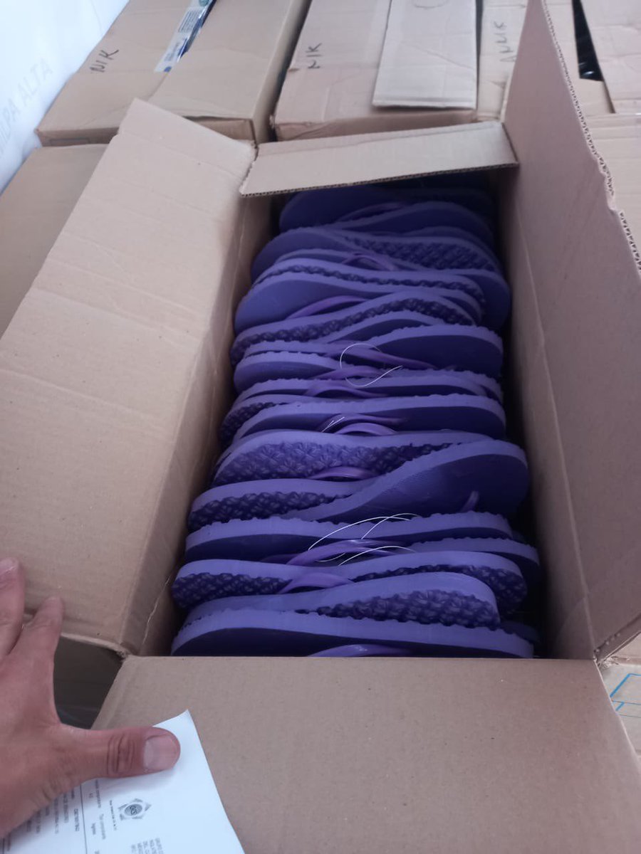 dmillan's tweet photo. La verdad detrás del “misterio de las cajas que no pesan” es que estás vienen repletas… de sandalias ! 😂 

El Camino de México 🇲🇽 

#AcapulcoEsGuerrero 
#AcapulcoNosNecesita https://t.co/hs0gMnW74l