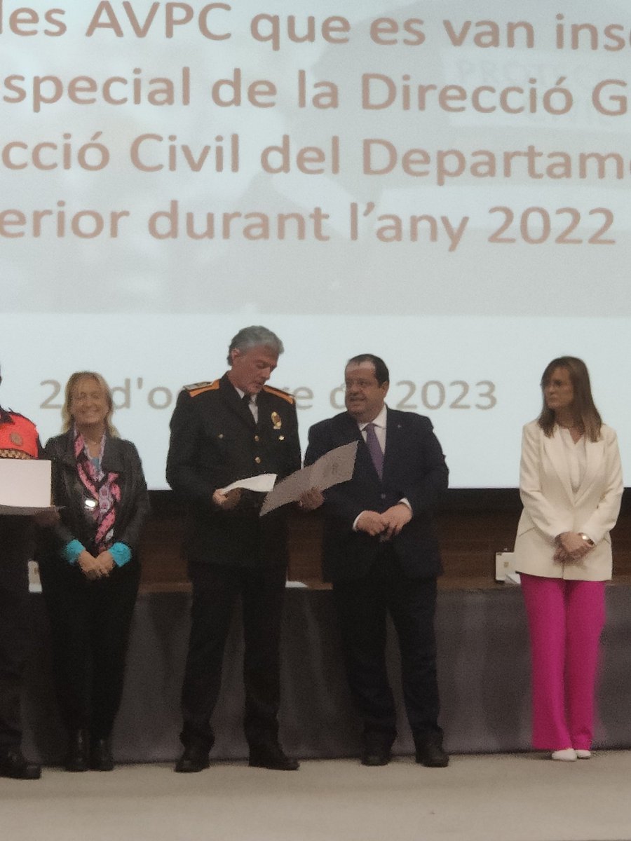 Vull felicitar el Cap i amic de #Protecciócivil en <a href="/3Genis/">GENÍS 3️⃣3️⃣🏴󠁧󠁢󠁥󠁮󠁧󠁿</a> per la felicitació pels 10 anys des de la inscripció al Registre de la DGPC @AVPCPORTSELVAi la seva gran tasca per continuar donant servei impecable a l'associació i donar visibilitat a molts voluntaris del col·lectiu.