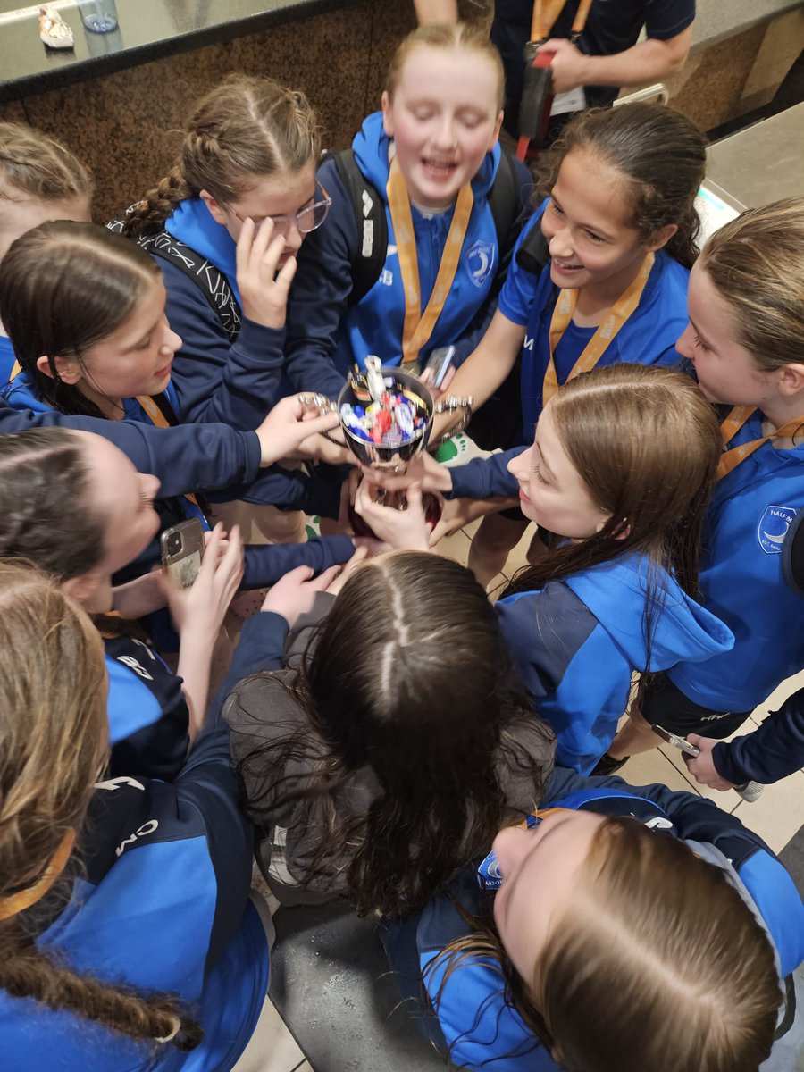 HalfMoonSWPC's tweet image. 10 years on from our last Irish Cup success,  @HalfMoonSWPC U13 girls won the @irlwaterpolo U13 Cup todays in a thrilling final against @SandycoveSWPC 5-4. A wonderful group of young girls well coached by Siobhan, Brian and Stephen. Let’s go!! 

#waterpolo #dublin #ireland #swim