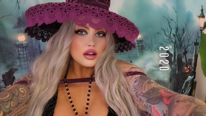 Cams dot com Sexy Witch  I want to put my magic love spell on you  Link in my Profile https://t.co/J