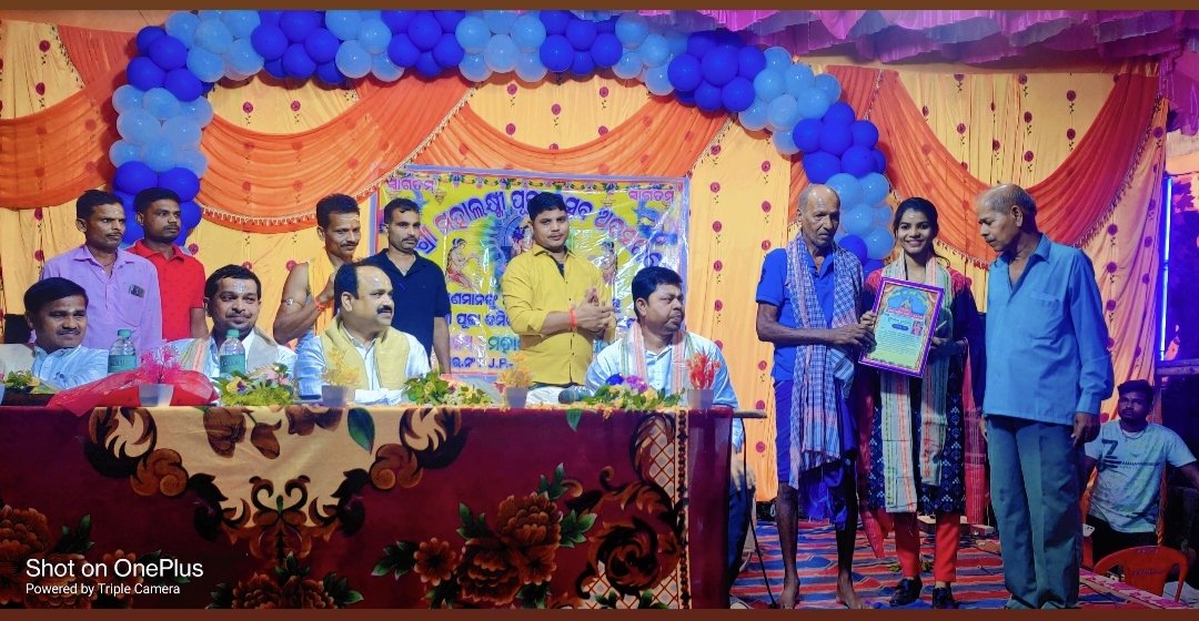 SMRUTI_09's tweet photo. ଧର୍ମଶାଳା ନିର୍ବଚନମଣ୍ଡଳୀ ଅନ୍ତର୍ଗତ ହରିଦାସପୁର ଗ୍ରା:ପ ଶ୍ରୀବନ୍ତପୁର ଗ୍ରାମରେ ଆୟୋଜିତ ମା ଲକ୍ଷ୍ମୀଙ୍କ ପୂଜା ଉତ୍ସବରେ ଯୋଗଦେଇ ମାଟିର ମଣିଷ ତଥା ଗ୍ରାମର ଗୁରୁଜନ ମାନଙ୍କ ଦ୍ଵାରା ସମ୍ବର୍ଦ୍ଧିତ ହେବାର ସୌଭାଗ୍ୟ ଅର୍ଜନ କରିବା ଅବସରରେ।
#keepblessing
Naveen Patnaik
Pranab Kumar Balabantaray
Smruti Rekha Behera https://t.co/rtvoIJRqeO