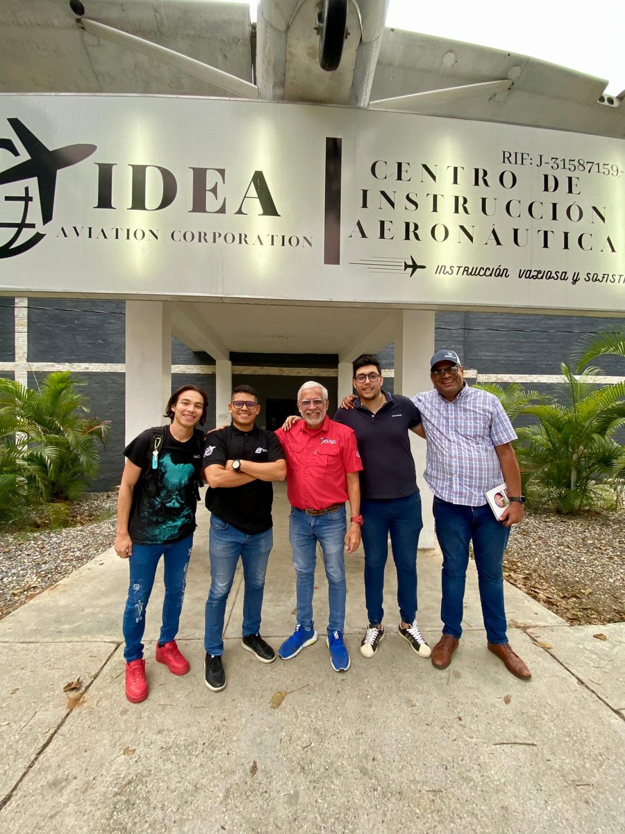 felixbencomo's tweet photo. Meta Cumplida PILOTO CERTIFICADO DE #RPAS @idea.aeronautica compañeros de la 1ra Promoción https://t.co/qwiQ9D58HD