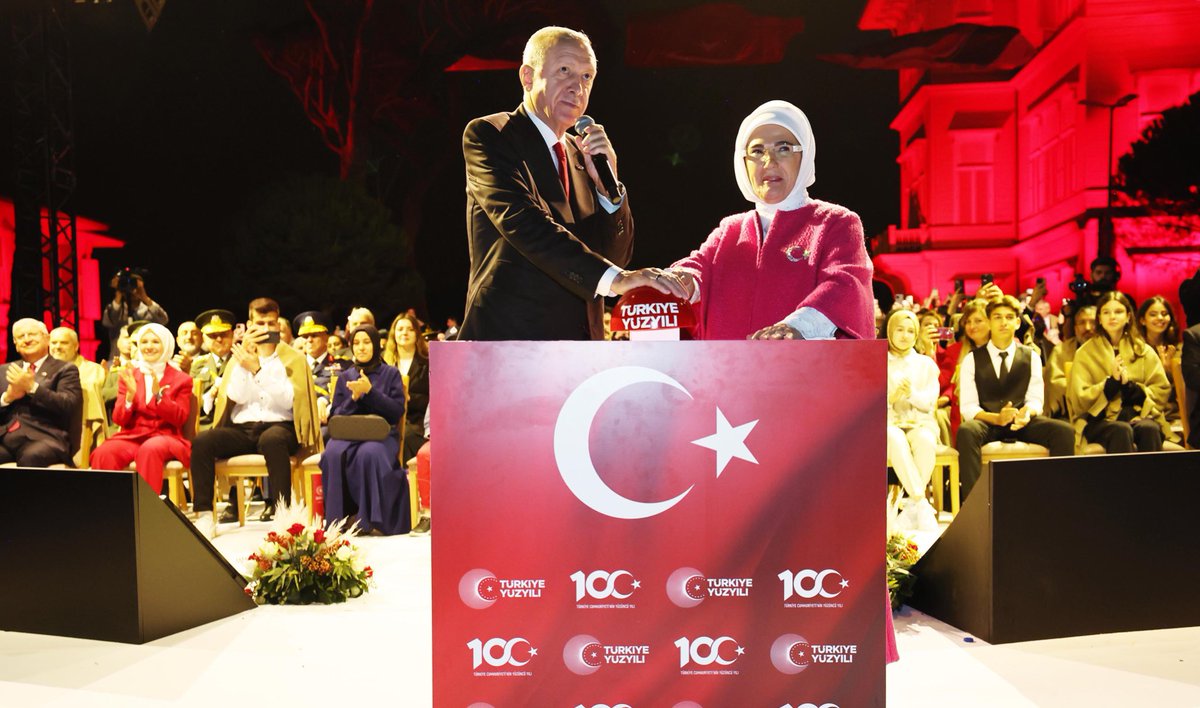 MahinurOzdemir's tweet photo. 100. yıl coşkusunu Cumhurbaşkanımız Sn. @RTErdogan ve Sn. @EmineErdogan Hanımefendi ile birlikte Vahdettin Köşkü’nde gerçekleşen 29 Ekim Cumhuriyet Bayramı programı ile karşılıyoruz. 

İstanbul Boğazı’ndaki dron, havai fişek ve ışık gösterileri, gemiler ve uçaklarla gerçekleşen muhteşem geçit töreni hem Cumhuriyetimizin gücünü hem de coşkumuzu yansıtıyor. Bizim asıl gücümüz ise kalplerimizde taşıdığımız ayyıldız ve Türkiye’nin her köşesindeki bayrağımız ebediyen dalgalansın diye çarpan 85 milyon yürek. ❤️

Cumhuriyetin banisi Mustafa Kemal Atatürk’ün önderliği ve Cumhuriyeti yeni yüzyıla hazırlayan Cumhurbaşkanımız Sn. Recep Tayyip Erdoğan’ın liderliğinde hoş geldin Türkiye Yüzyılı! 🇹🇷
