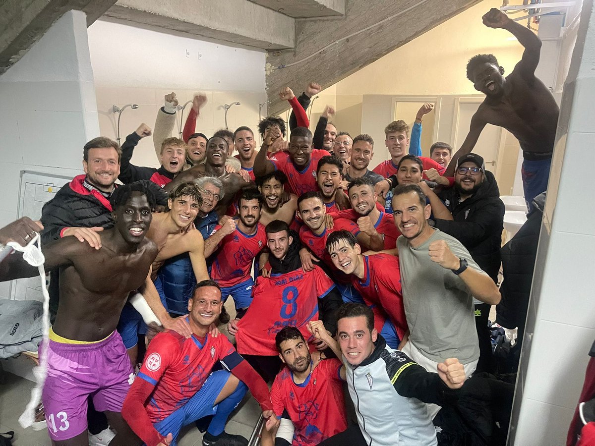 📸 ¡6 fotos como esta en 8 partidos, invictos, sólo un gol en contra y una plantills y un cuerpo técnico ejemplares!

¡Que orgullosos estamos de vosotros!
¡Disfrutad!
¡Os lo merecéis!

#tunoshacesmejores💙❤️