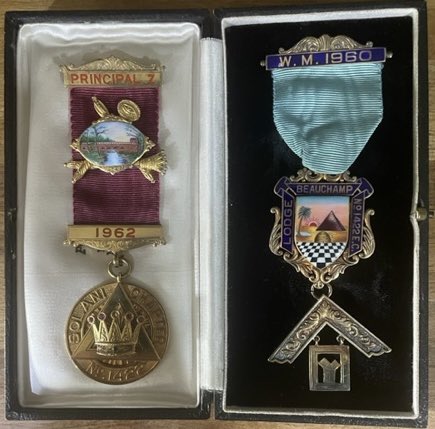 A Beauchamp Lodge #1422 Past Master’s jewel (1960) and a Solani Chapter #1422 Past Zerrubabel’s jewel (1962)

@militarylodge1422