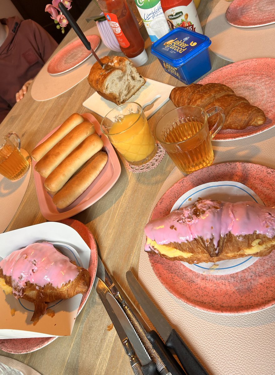 MMachteld's tweet image. Thuis komen met een ‘Crompouce’ 🩷💛🤎 #aanrader😋#crompouce
