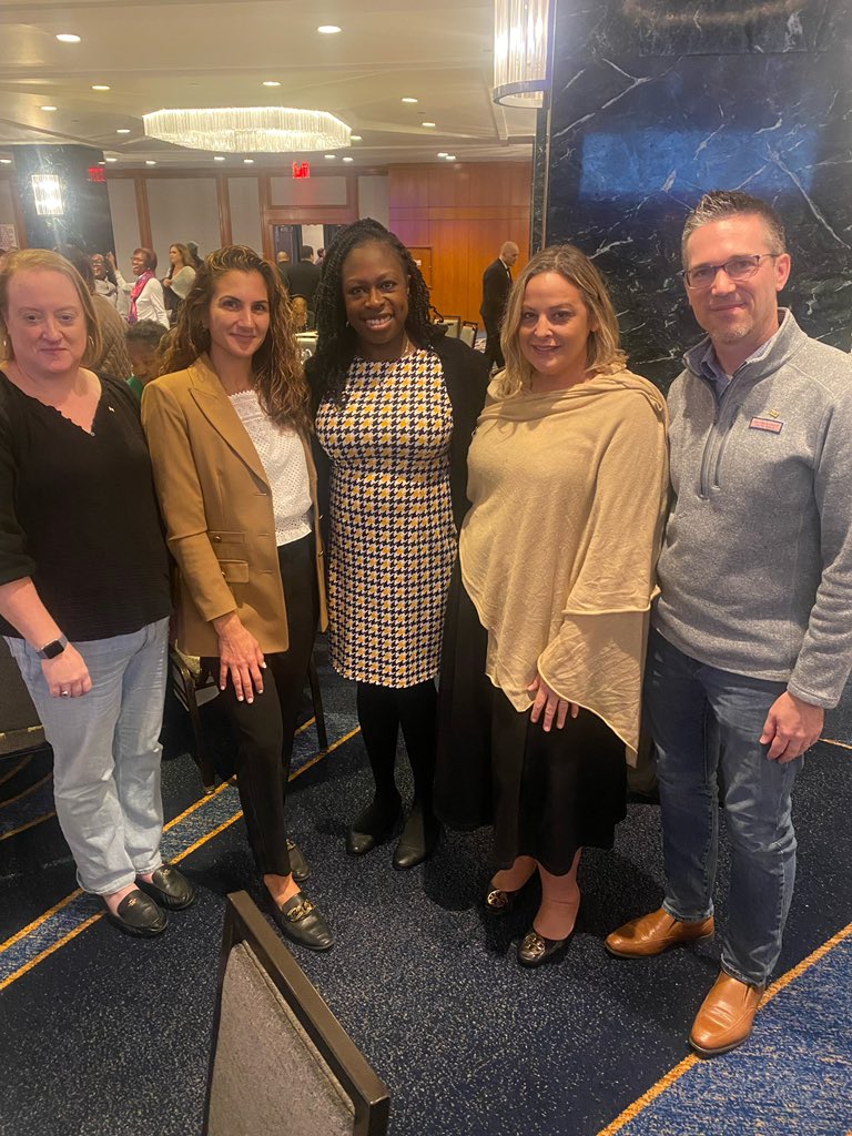 MsSouverain_15's tweet photo. Spent the morning celebrating the hard work of UFT members with my teacher center family at #teacherunionday 🎉 #unionstrong @UFTTchrCENTER #teacherssupportteachers https://t.co/16jXEcNq3j
