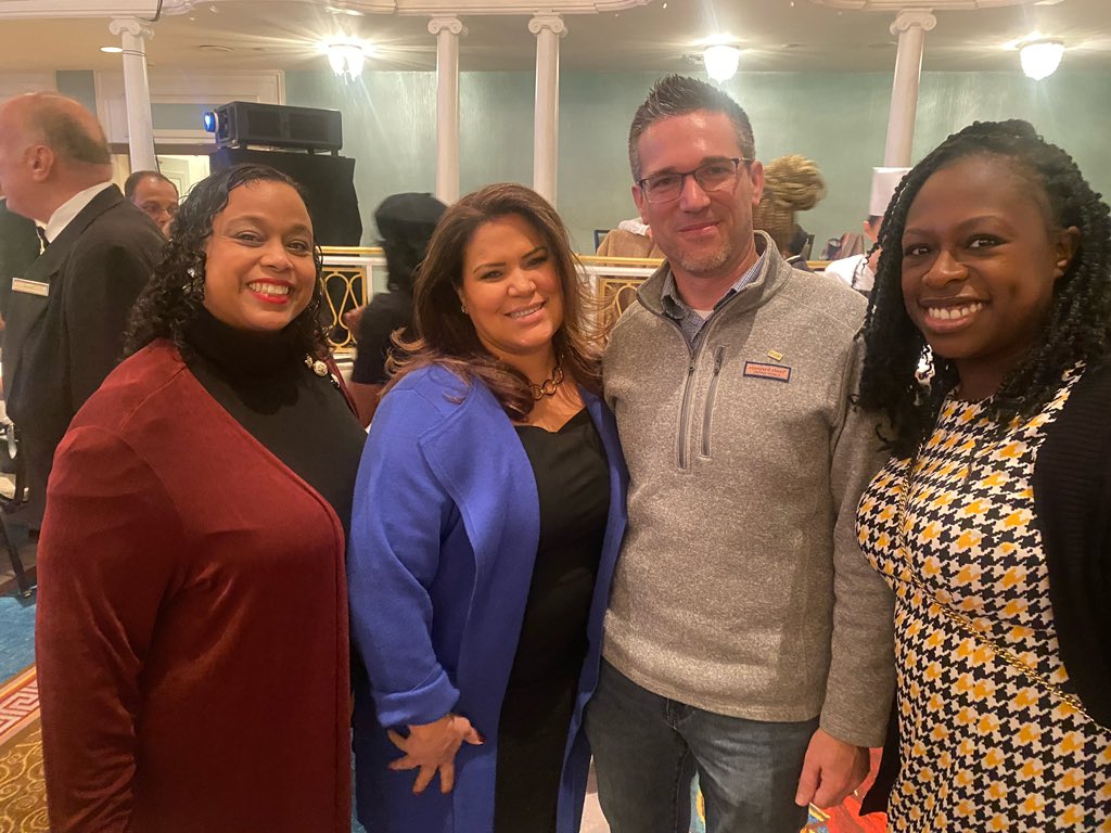 MsSouverain_15's tweet photo. Spent the morning celebrating the hard work of UFT members with my teacher center family at #teacherunionday 🎉 #unionstrong @UFTTchrCENTER #teacherssupportteachers https://t.co/16jXEcNq3j