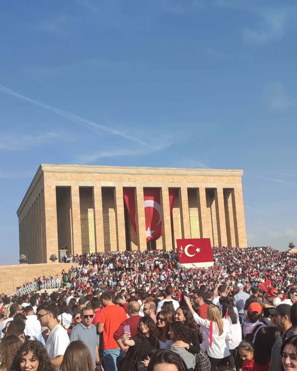 Evlatların hep bir ağızdan bağırıyor "Açtığın yolda, gösterdiğin hedefe... "
#cumhuriyet100yaşında