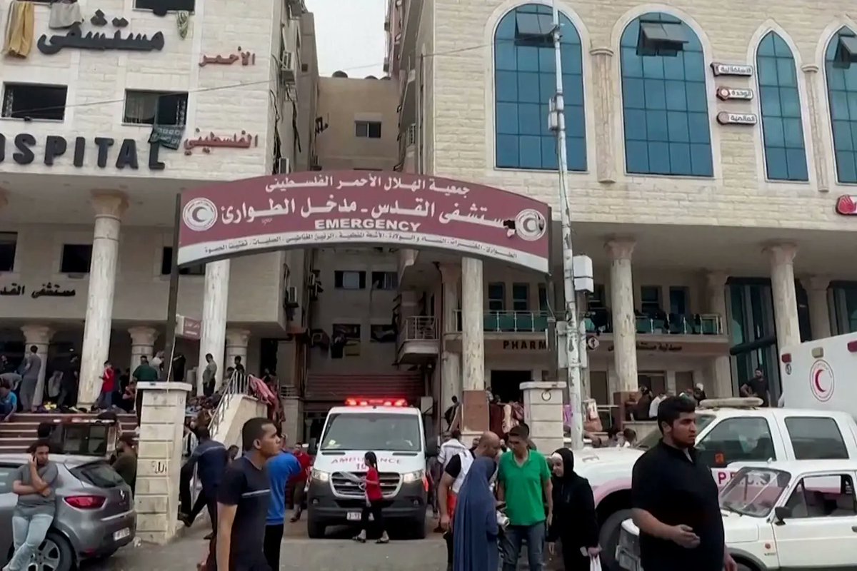 Tak lama lepas line telefon kat Gaza mula pulih, pihak pengurusan Hospital al-Quds terima panggilan.

Dari siapa?

Israel.

Apa Israel suruh buat?

"Evacuate sebelum kena airstrike."

Hospital tu tengah rawat beratus-ratus pesakit. Ribuan orang lagi tengah berlindung kat situ.