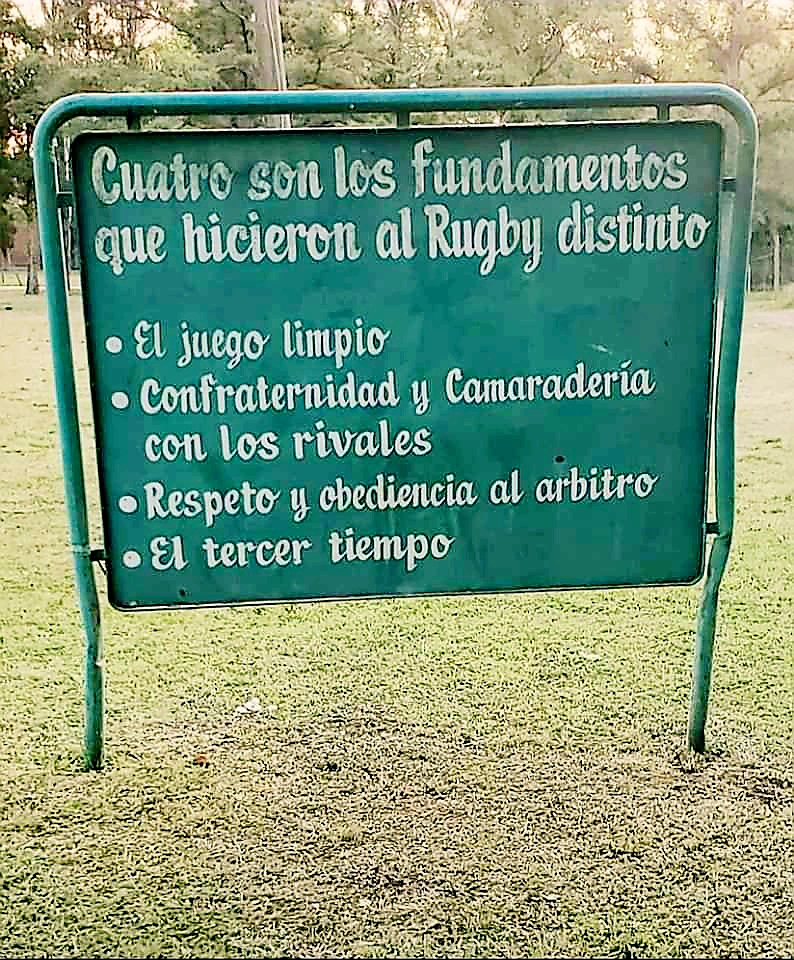 He recorrido miles de canchas de rugby, y cientos y cientos de clubes en sudamerica, España y USA. Sin embargo, por primera vez veo escrito en un club (Tilcara Rugby de Parana) de manera explícita a EL TERCER TIEMPO como un fundamento central de nuestro juego.