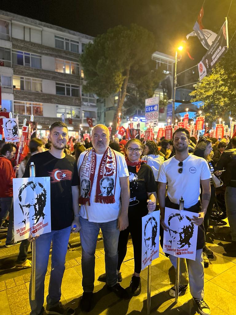 Eğer Türkiye de yaşıyorsanız evlatlarımıza bırakacağımız en önemli miras Atatürk ve Vatan sevgisidir.