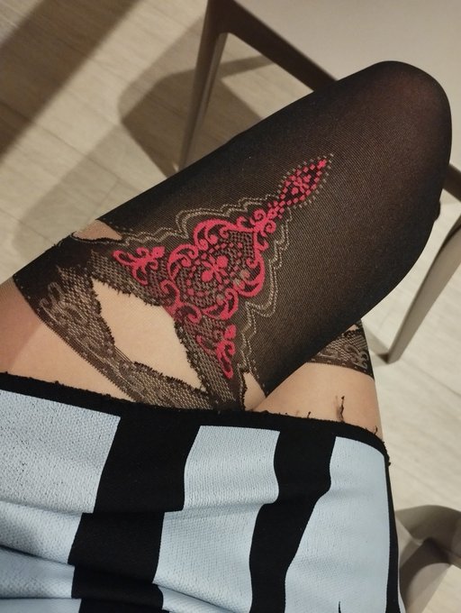 J'ai ressorti les #collants #nylon tellement j'ai froid aux #pieds ce soir !   D'ailleurs ? Ils sont<a href="/tag/collants"class="tags">#collants</a><a href="/tag/nylon"class="tags">#nylon</a><a href="/tag/pieds"class="tags"><span>#pieds</span></a>