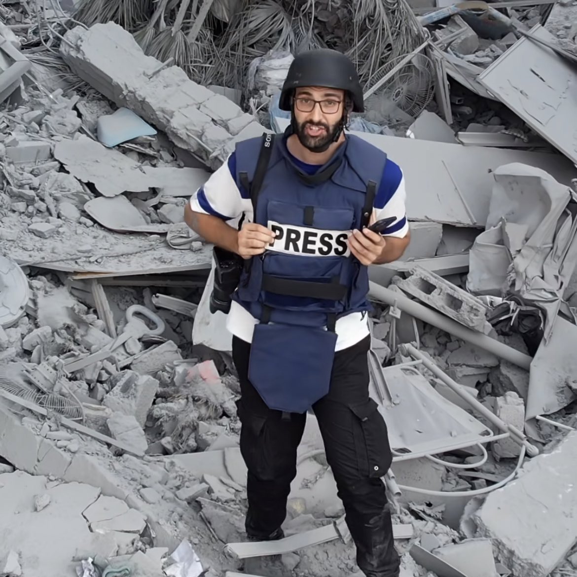 hassinhadi's tweet photo. Hier, le compte Instagram de Motaz Azaiza a atteint plus de 10 millions d'abonnés. Il était un inconnu il y a quelques semaines, mais le photographe résidant à Gaza est maintenant reconnu comme l'une des principales figures pour documenter la guerre en images dans la région. Il fait partie des rares journalistes actifs sur le territoire de Gaza.

🔴 En direct : https://t.co/NKWxk0vZ1H

📹 : Motaz Azaiza via Instagram